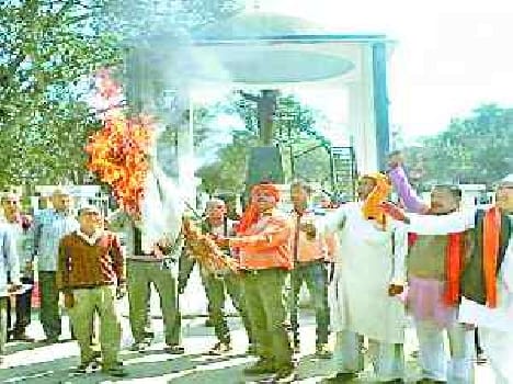 ShivSena burnt the effigy of Rahul Gandhi